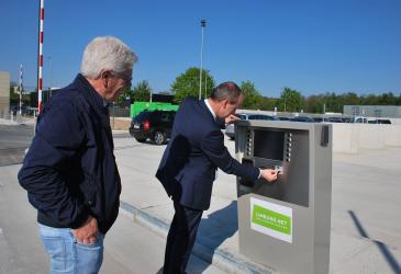 <p>Vandaag werd het nieuwe recyclagepark in Genk-Noord plechtig geopend in aanwezigheid van Wim Dries, burgemeester van Genk, en Walter Cremers, voorzitter van Limburg.net.</p>  <p>Vanaf dinsdag kunnen alle inwoners terecht op dit nieuwe recyclagepark.&nbsp;</p>  <p><strong>Twee nieuwe recyclageparken</strong></p>  <p>Dit recyclagepark is het eerste van twee nieuwe parken die Limburg.net de komende jaren zal bouwen in Genk. In een volgende fase bouwt Limburg.net ook een nieuw recyclagepark in Genk-Zuid, aan